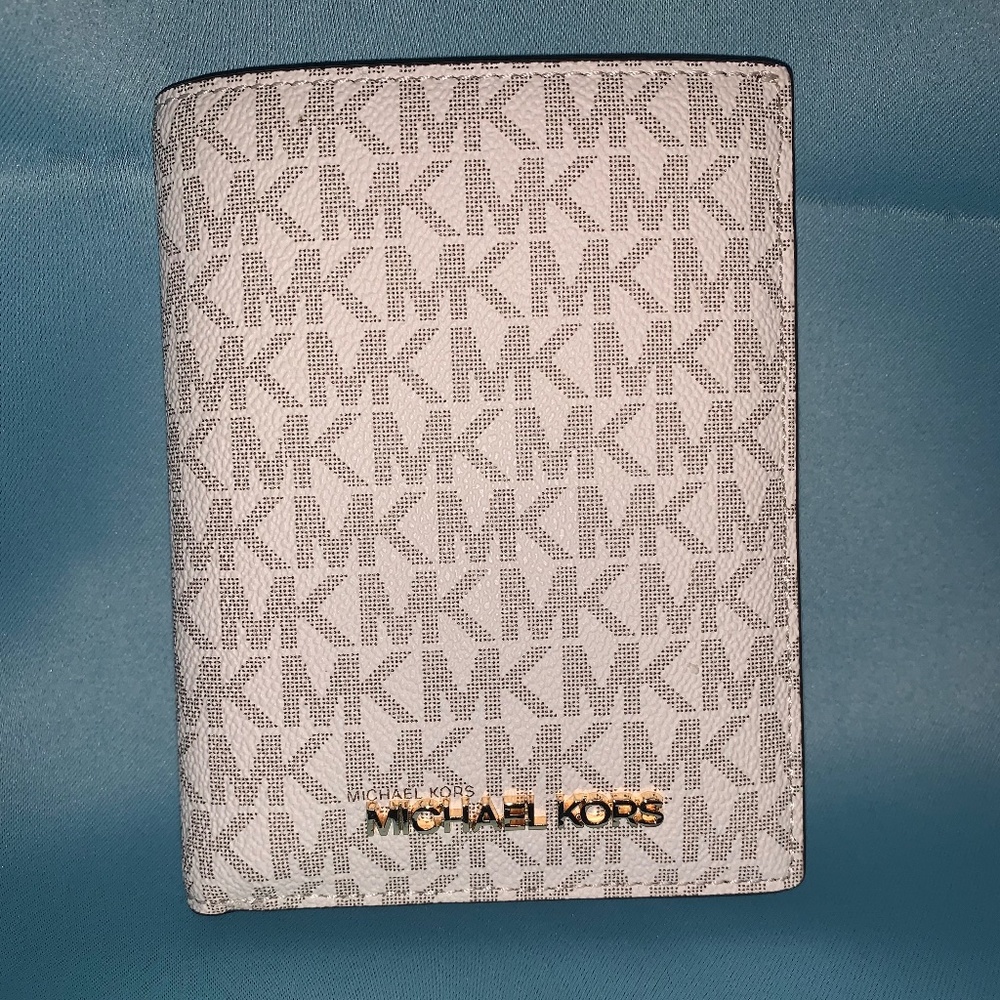 NWT Michael Kors MD Passport Case